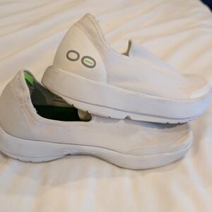 OOFOS White Slip-On Sneakers